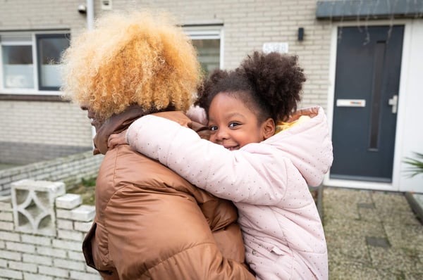 Kind-wordt-gedragen-door-begeleider